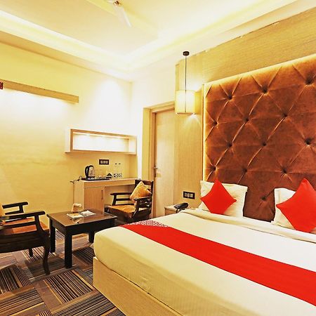 Fabhotel Ronald Inn Фаридабад Экстерьер фото