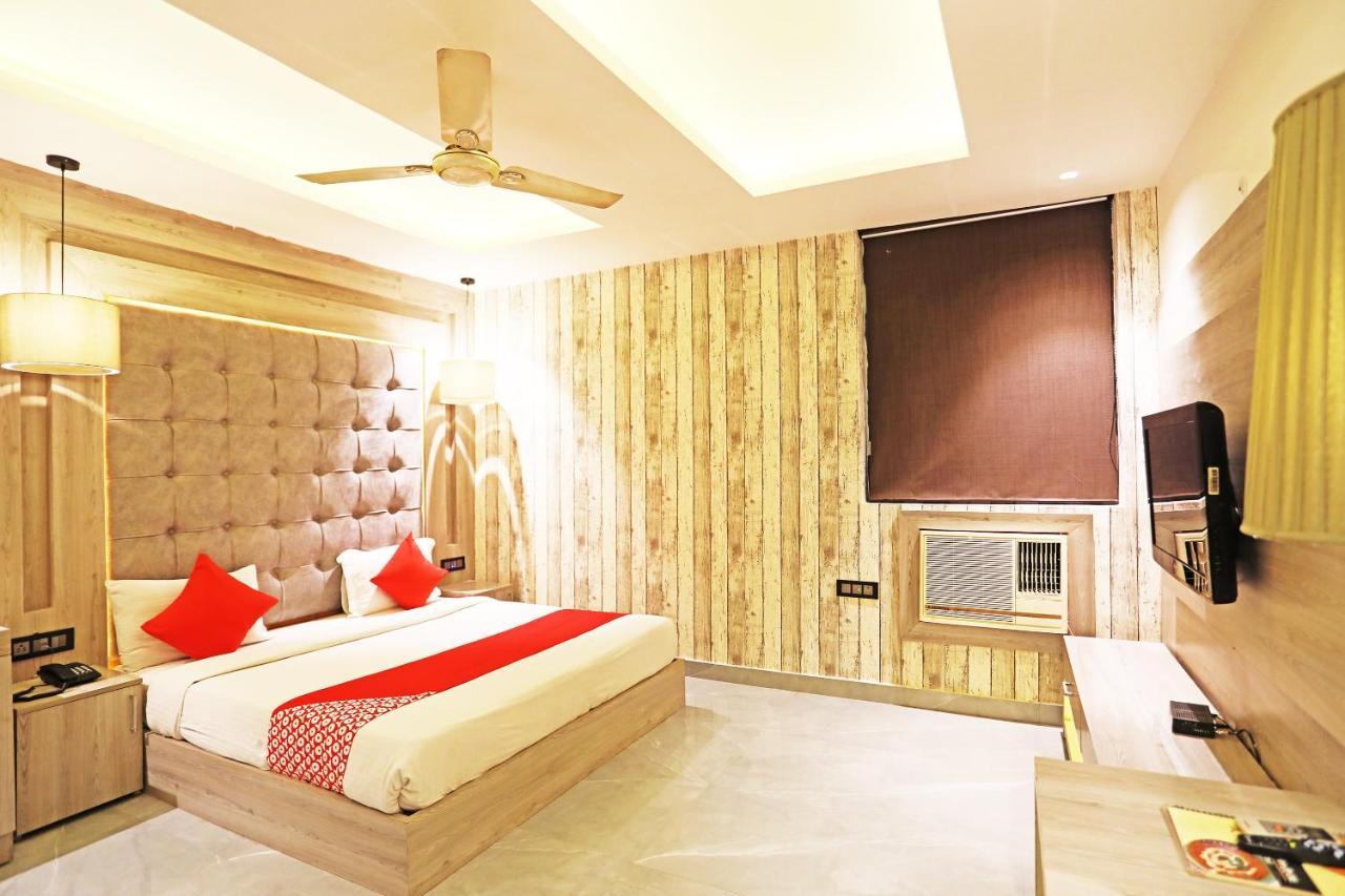 Fabhotel Ronald Inn Фаридабад Экстерьер фото
