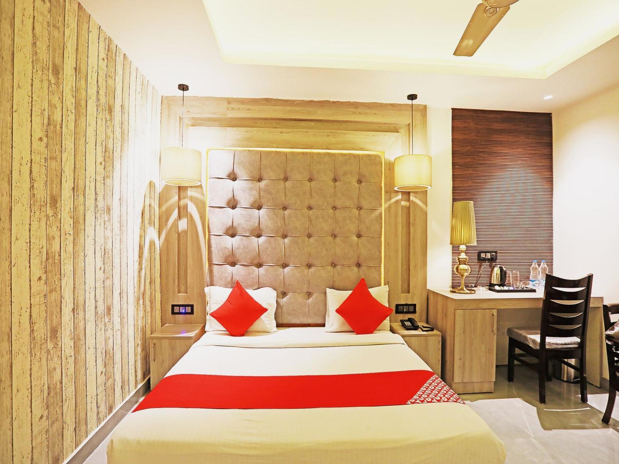 Fabhotel Ronald Inn Фаридабад Экстерьер фото