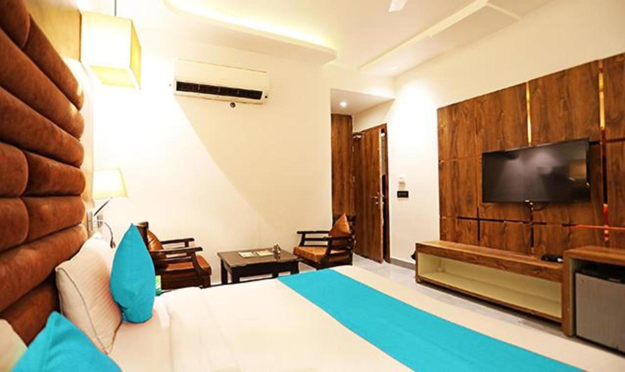 Fabhotel Ronald Inn Фаридабад Экстерьер фото